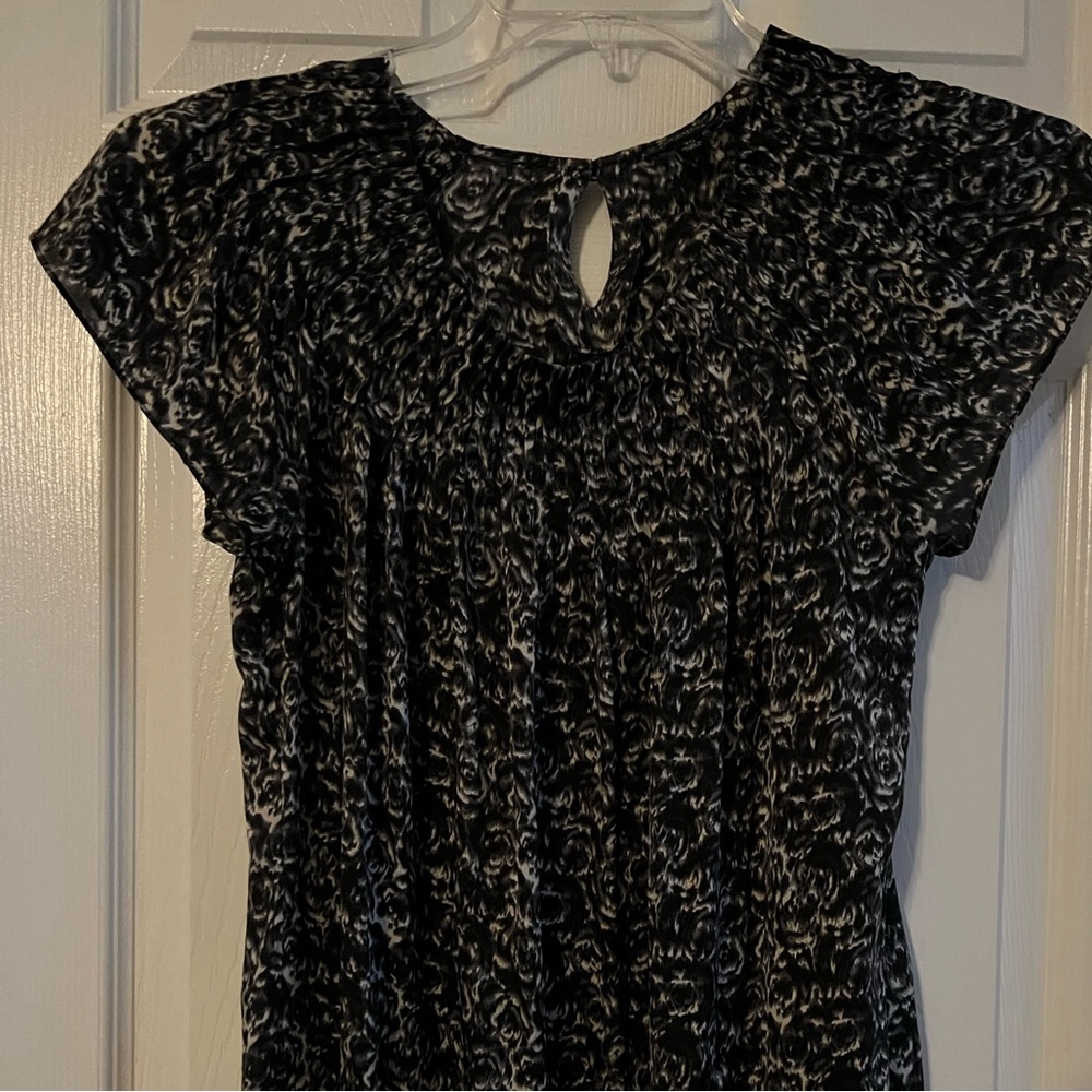 Ann Taylor Silk Blouse Cap Sleeves Pleated Neckline Black White